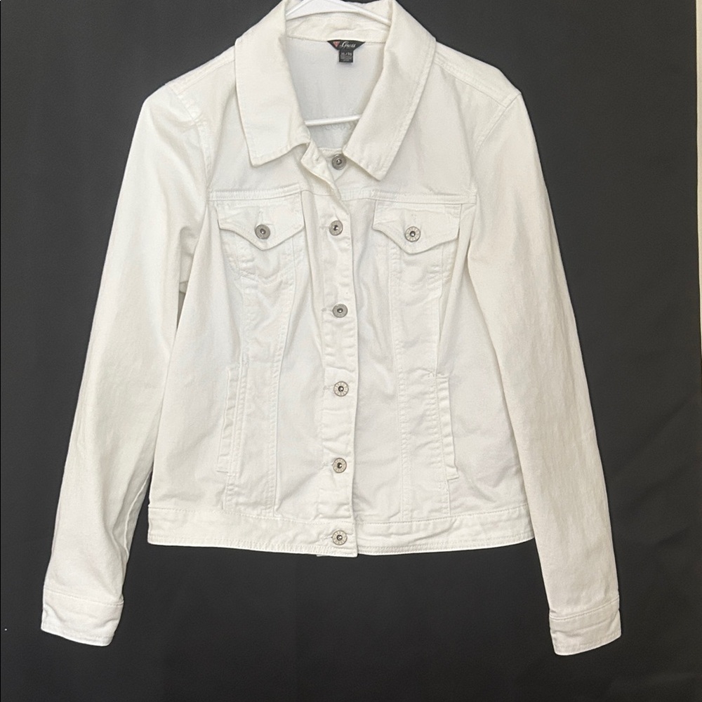 Guess. Still the most flattering brand. Women's Ivory Jean Jacket size M 8/10